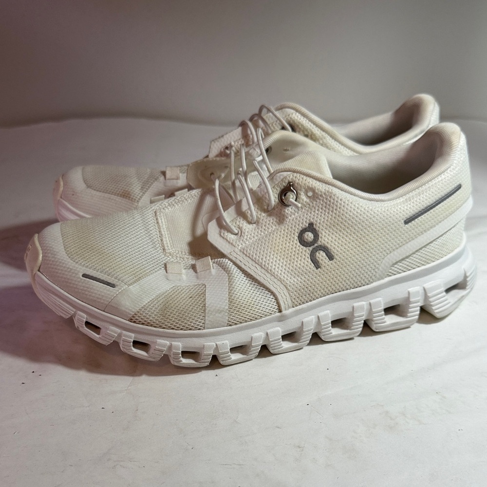 Used women’s White oncloud Athletic Sneakers 6.5